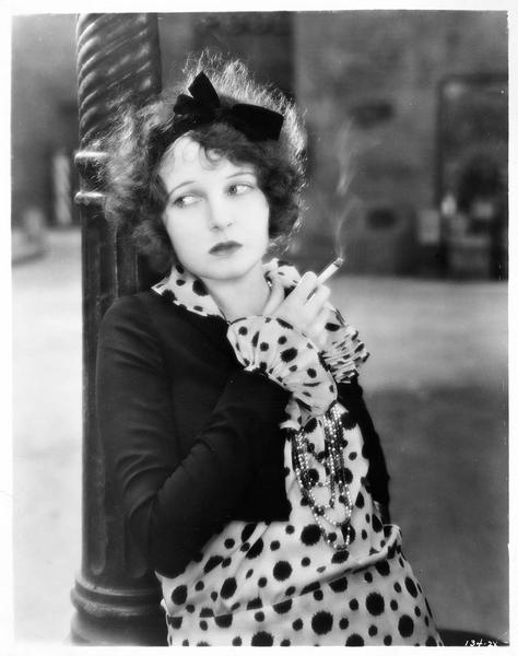 Miriam (C. Griffith) fumant une cigarette