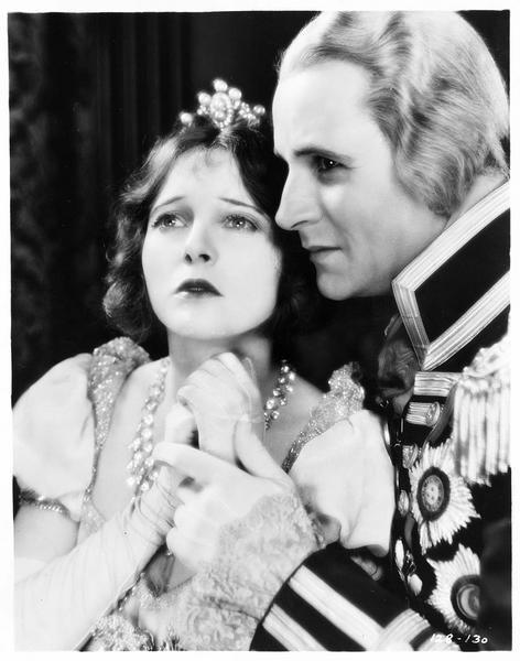 Lady Emma Hart Hamilton (C. Griffith) et Horatio Nelson (V. Varconi)