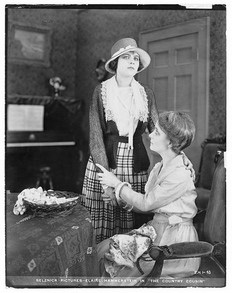 Une dame assise tenant la main de Nancy Price (E. Hammerstein)