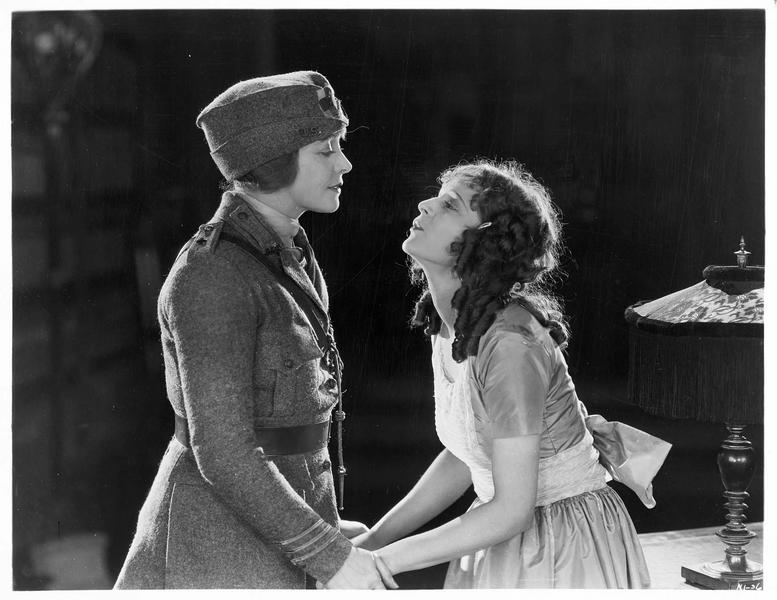 Sylvia Fair (M. de la Motte) et une jeune femme