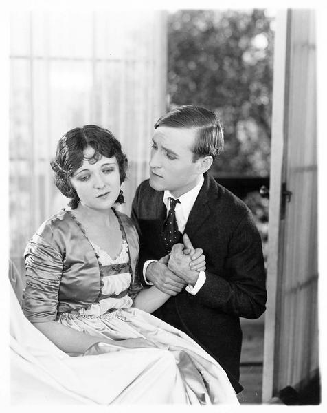 Harry Blomefield (J. Morrison) tenant la main de Jessie Gordon (J. Paige)