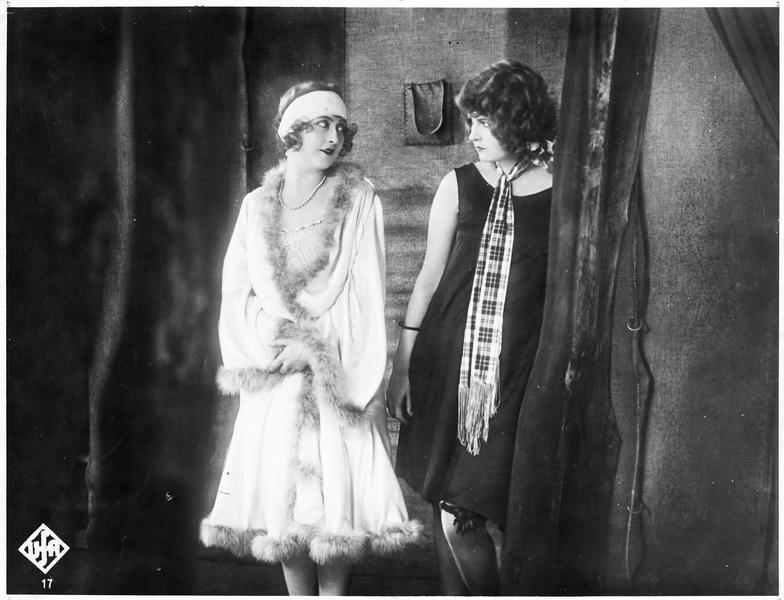 Nelly (X. Desni) et une jeune femme