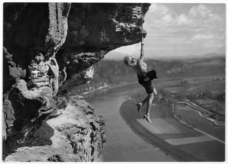 Une femme suspendue à une corde dans le vide