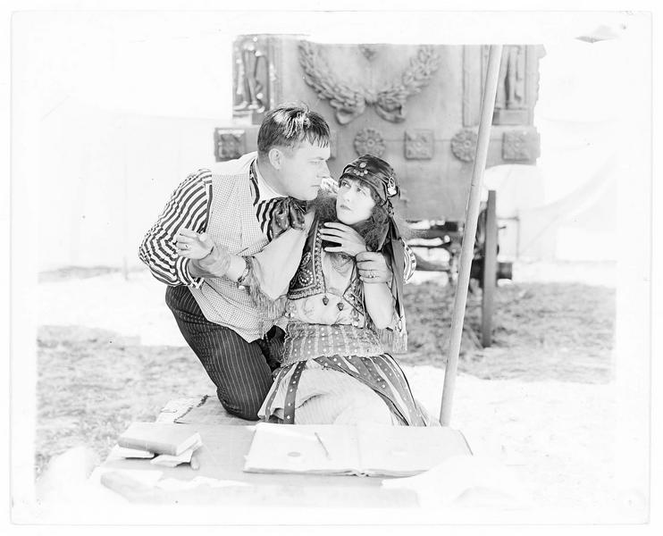 Gypsy-Susie Alice Pomeroy (P. Hyland) et Charles Merryweather (R. Walker)