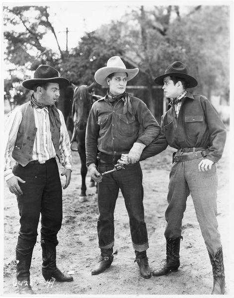 Un cow-boy (H. Gibson) neutralisant la main d'un homme qui tient un revolver