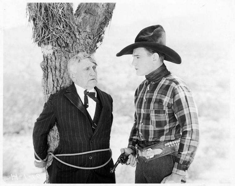 Firebrand Trevison (B. Jones) tenant un homme prisonnier