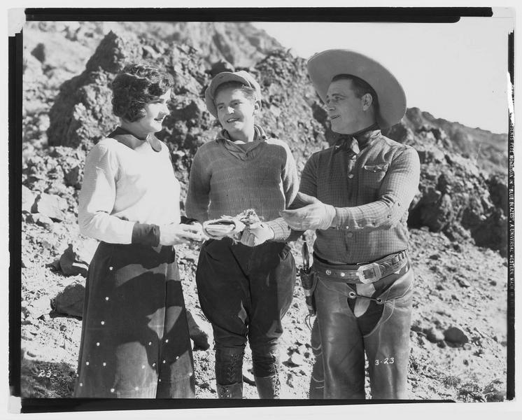 Dee Halloran (P. Morrison) faisant un geste généreux à une jeune femme