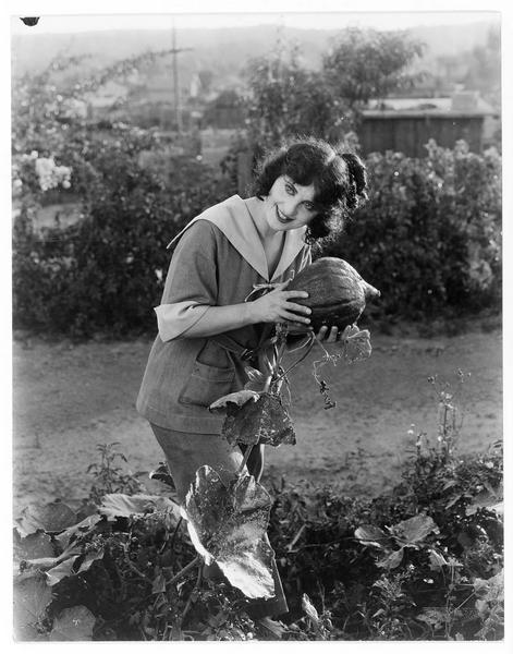 Margarita Fisher dans le jardin potager