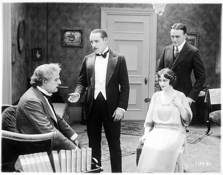 Emma Brooks (P. Frederick) et Jimsy Smith (W. Standing) dans le salon