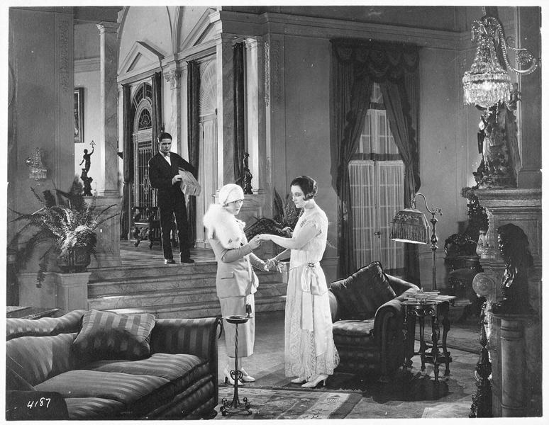 Jane Vale (P. Frederick) et sa jeune soeur Dorothy Vale (L. La Plante)