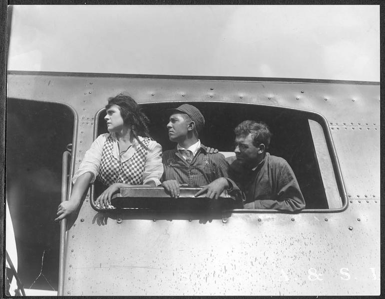 Helen (H. Gibson) dans la locomotive