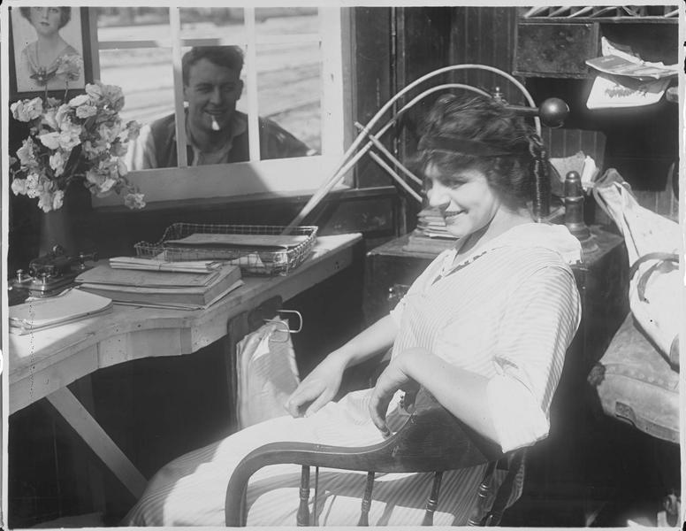 Helen (H. Gibson) assise à son poste