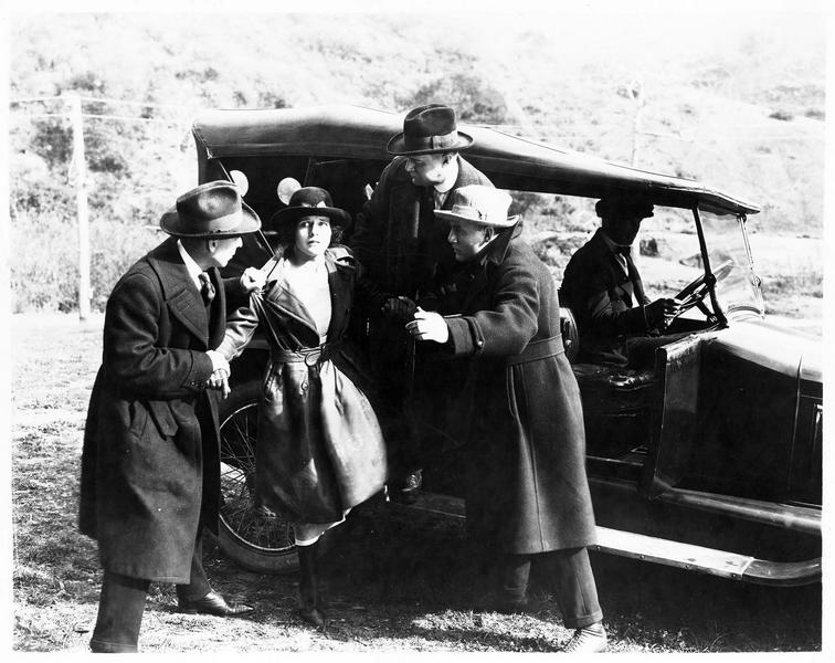 Helen (H. Gibson) enlevée par trois hommes