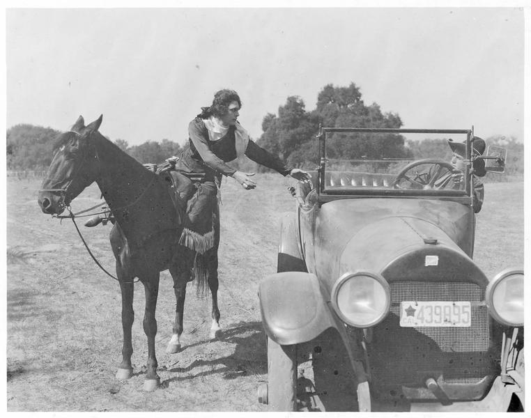 Helen à cheval à côté d'une voiture
