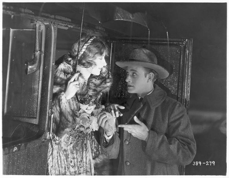 Arthur Phelps (C. Nagel) et Rosa Duchene (M. Harris) descendant d'une voiture