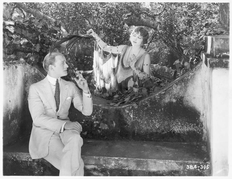 Arthur Phelps (C. Nagel) et Rosa Duchene (M. Harris)