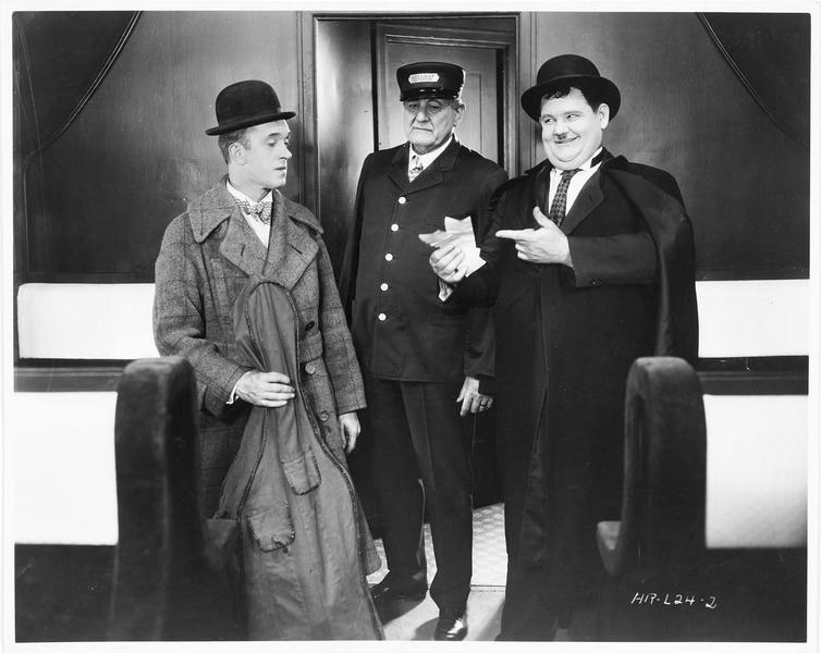 Stan (S. Laurel), Ollie (O. Hardy) et le chauffeur