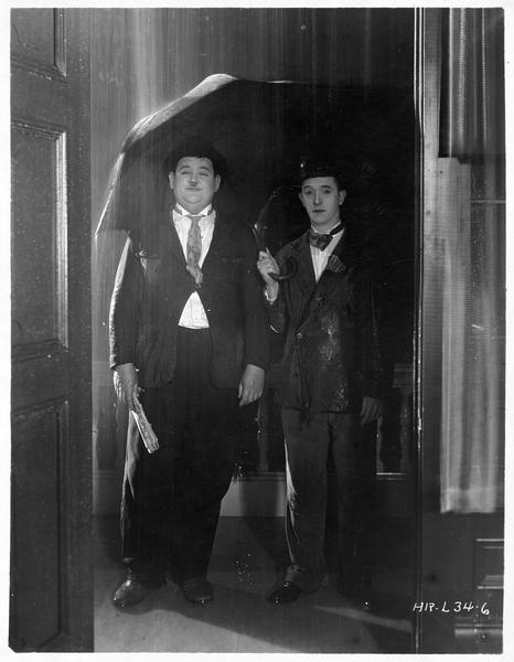 Stan (S. Laurel) et Ollie (O. Hardy) sous la pluie