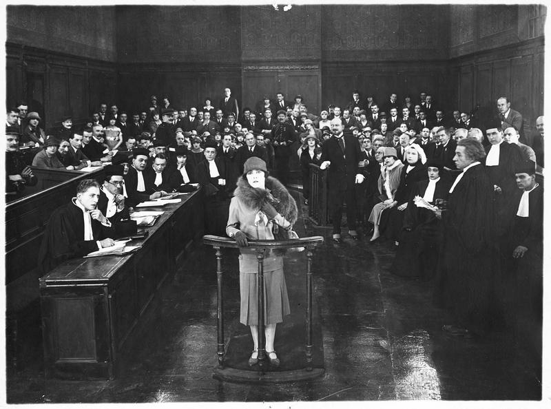 Pauline Bretonneau (G. Morlay) au tribunal