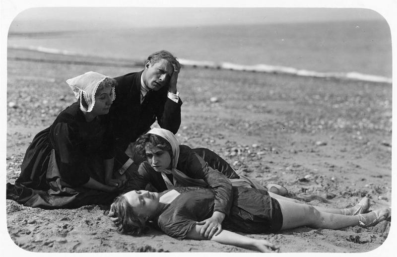 Georges de Margemont (C. de Rochefort) et Zélie Vauquelin (S. Mossé) aux côtés de Blanche de Margemont (A. Lionel) inanimée sur la plage