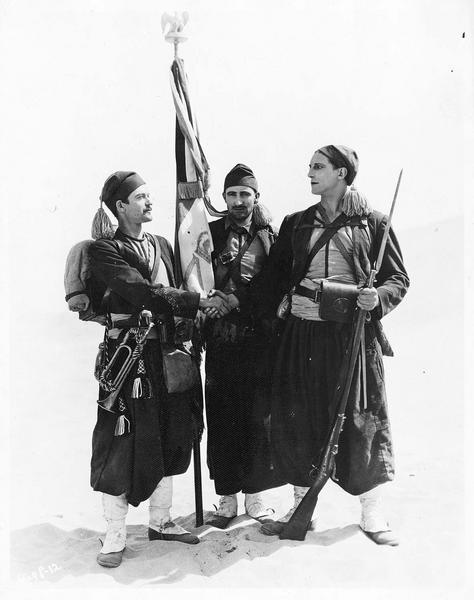 Pierre Dupont (C. de Rochefort) serrant la main à un autre soldat de sa garnison