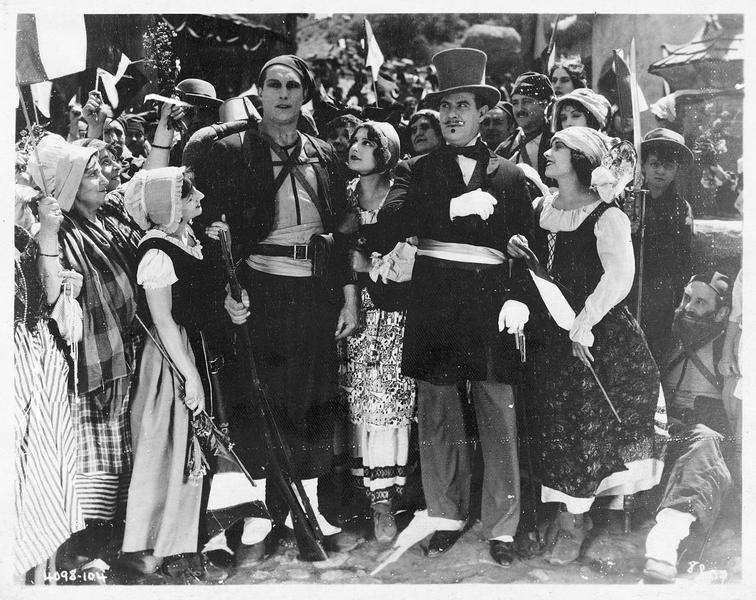 Pierre Dupont (C. de Rochefort) en tenue de soldat accueilli par la population avec des drapeaux, avec Emile Pompaneau (F. Sterling) à ses côtés