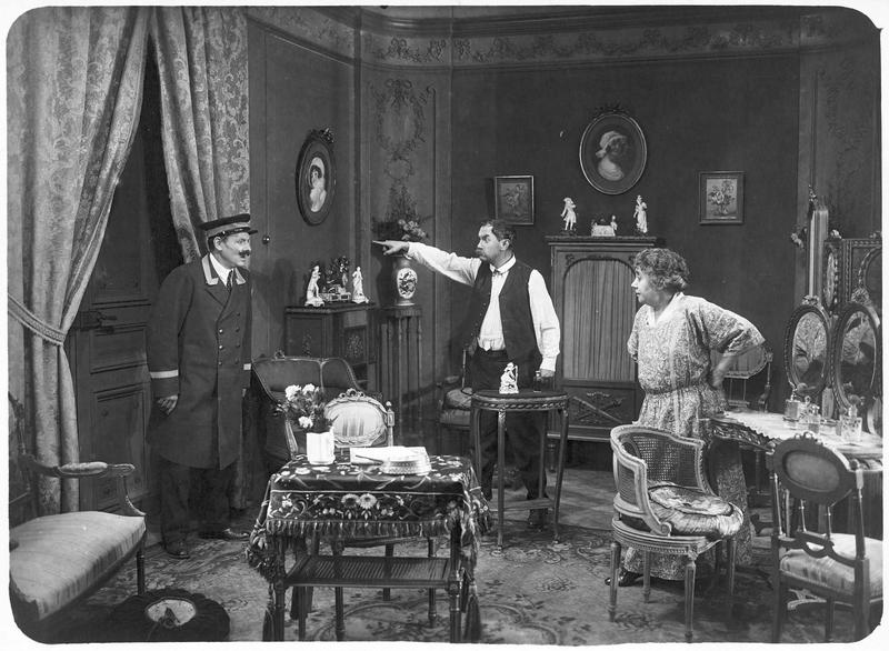 Bicard, dit le Bouif (F. Tramel) renvoyant le majordome