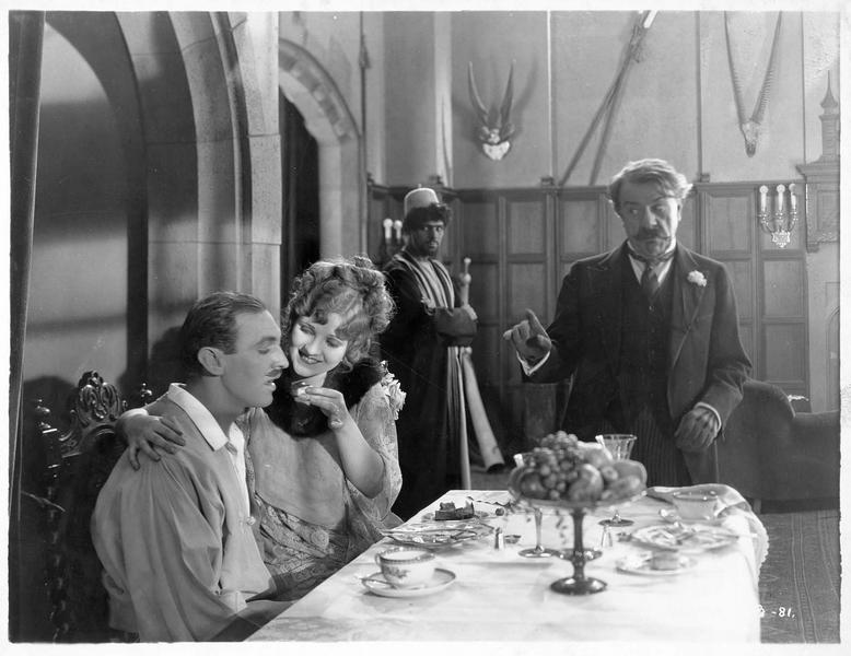 Felix Brantome (G. Fawcett), Laurence Teck (M. L. Flynn) et Carol Dolliver (M.M. Minter)