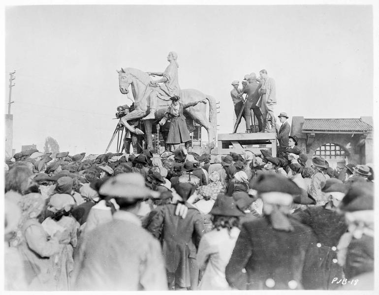 Rex Ingram entouré de ses assistants et Ramon Novarro
