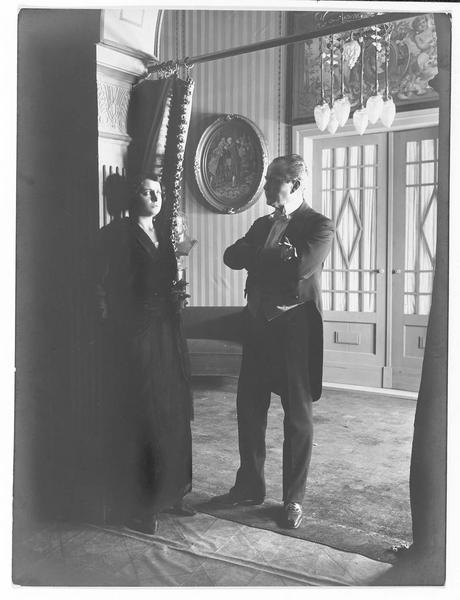 Un homme et une femme dans le vestibule