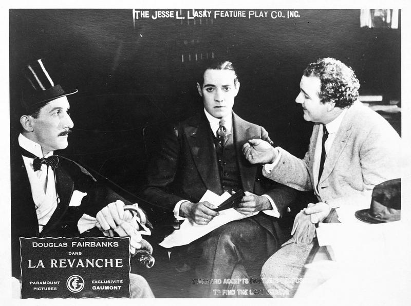 Un homme demandant à un autre d'accepter sa proposition