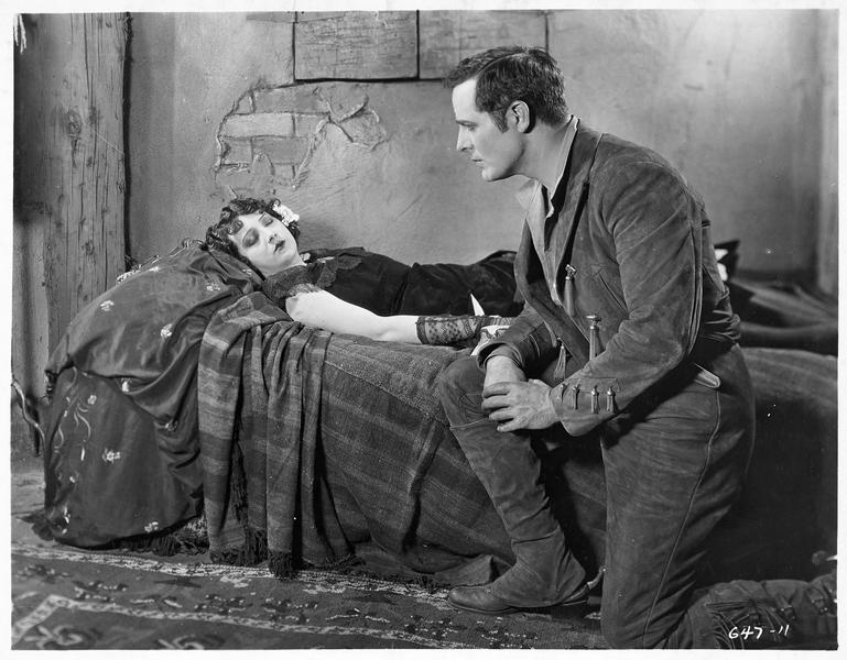 Le 'chat sauvage' (A. Moreno) veillant sur Marcheta (E. Taylor)