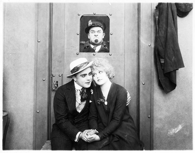 La jeune femme (J. Hansen) avec un jeune homme (B. Vernon)