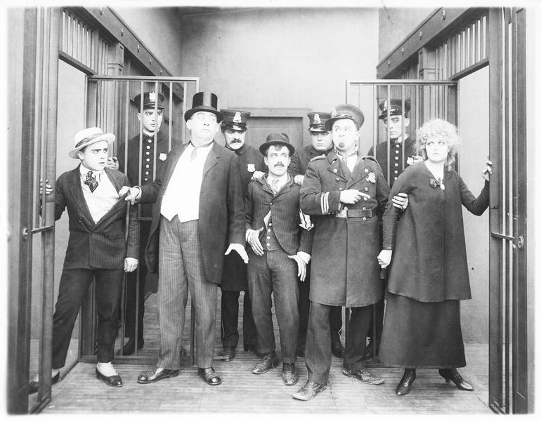 La jeune femme (J. Hansen) et le jeune homme (B. Vernon) enfermés dans une cellule