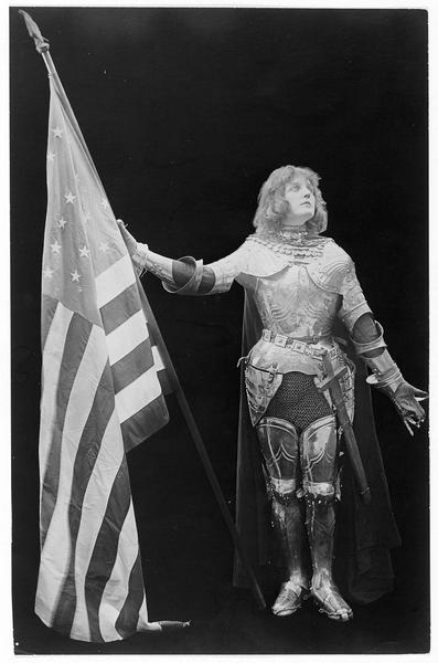 Portrait de Naomi Childers représentant l'allégorie de la première guerre mondiale : 'The Battle Cry of War'