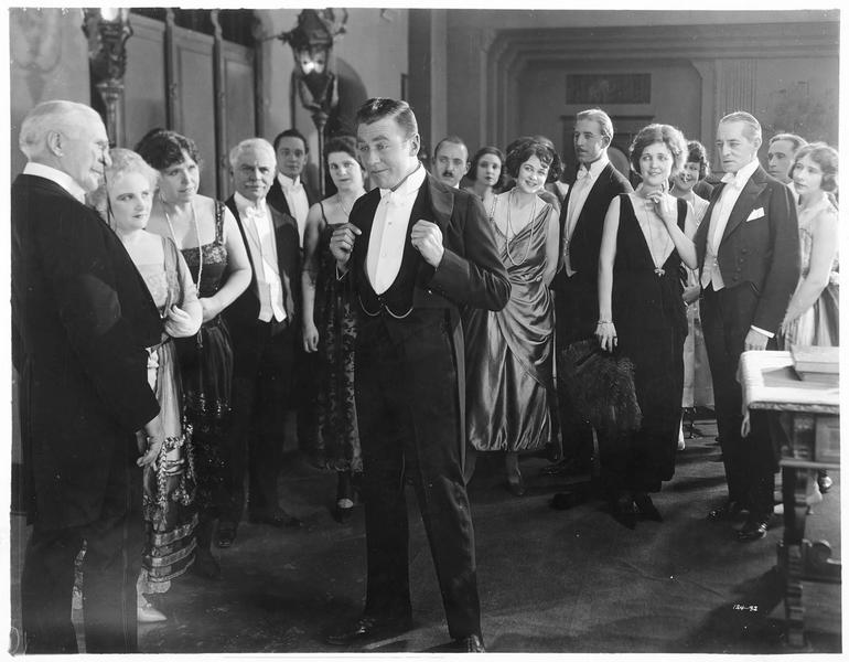 Daniel Canavan (T. Moore) au milieu des convives