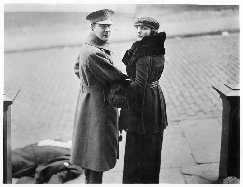 Une femme (N. Childers) et un officier (R. de Remer)