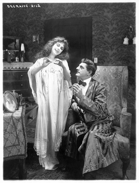 Un couple en robe de chambre