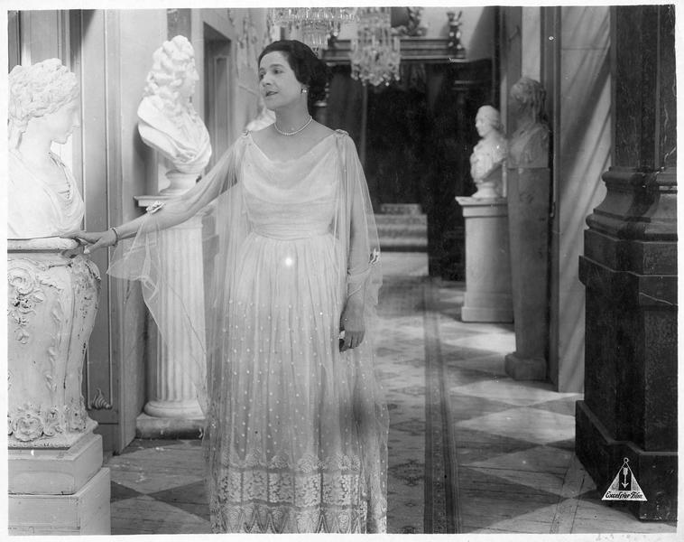 Une femme dans une galerie ornée de bustes