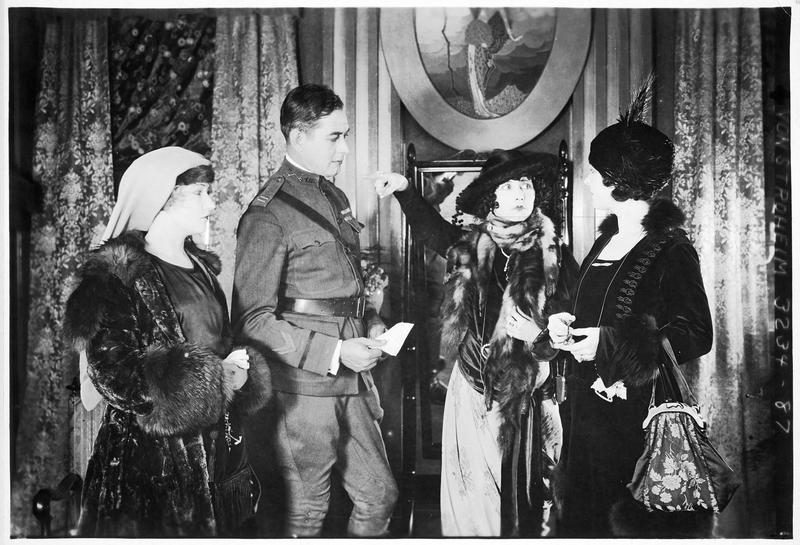 Le capitaine Rex Strong (C. Fillmore) et la Belle Odera (M. Bush)