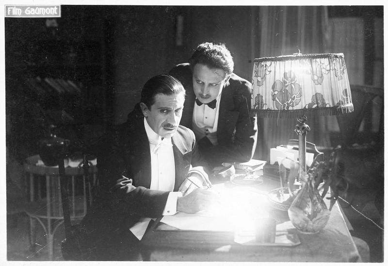 Deux hommes dans un bureau