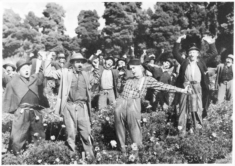 Un groupe d'hommes s'étirant dans un pré