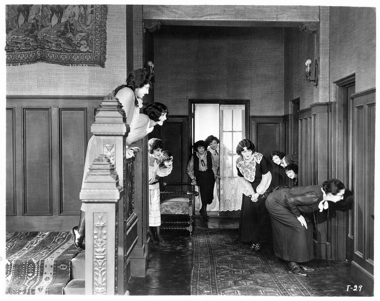 Jeunes filles curieuses