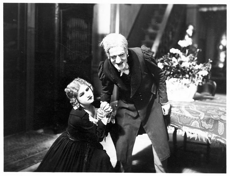 Un homme et une femme suppliante