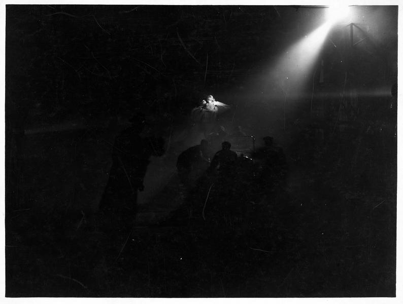 Une femme éclairée par un projecteur