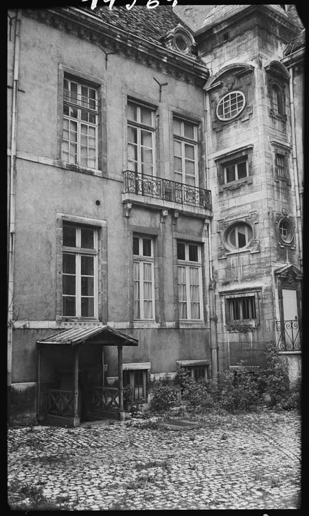 Cour intérieure : pavage et tour d’angle