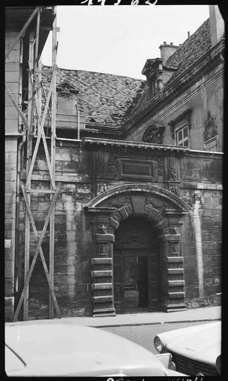 Restauration des couvertures : portail sur rue de la Chouette