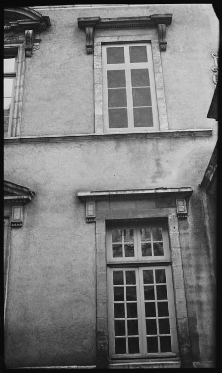 Façade latérale sur cour, détail des fenêtres