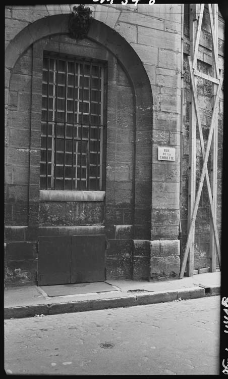 Restauration des couvertures : fenêtre grillagée sur rue de la Chouette