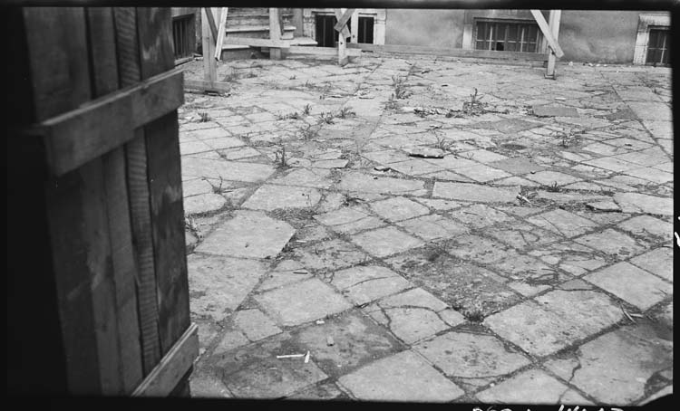 Restauration des couvertures : cour intérieure, détail du pavage